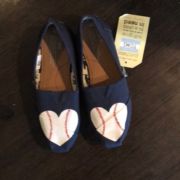 toms baseball shoes